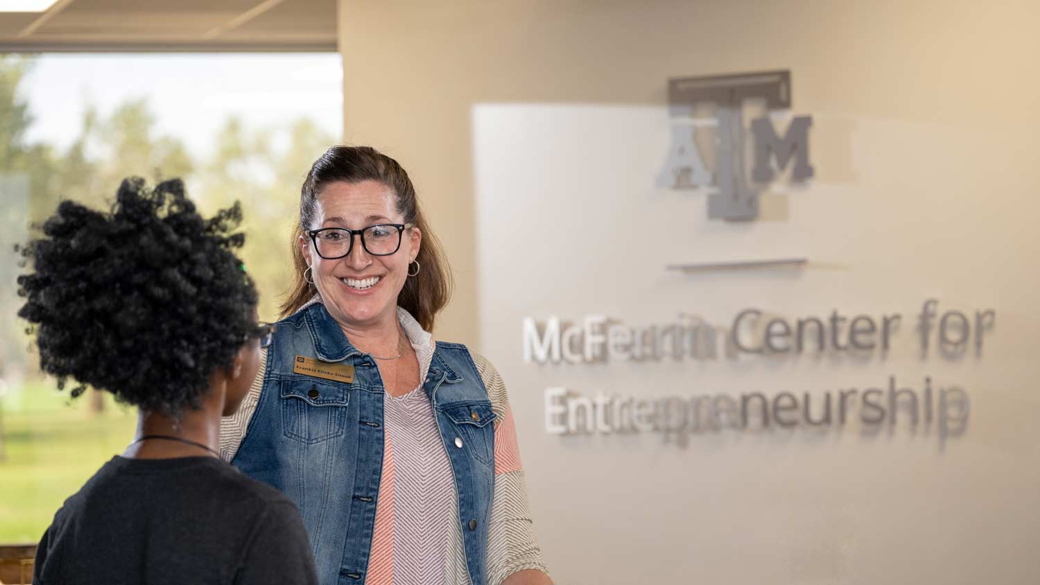 McFerrin Center for Entreprenuership staff talks with a student about their startup goals