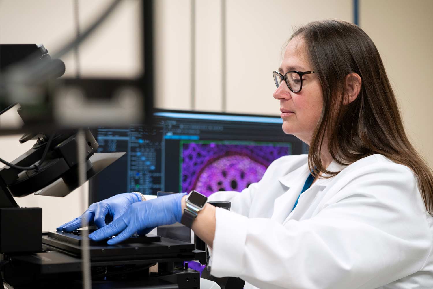 Malea Murphy using a onfocal microscope at the Olympus Discovery Center at Texas A&M Health Science Center.
