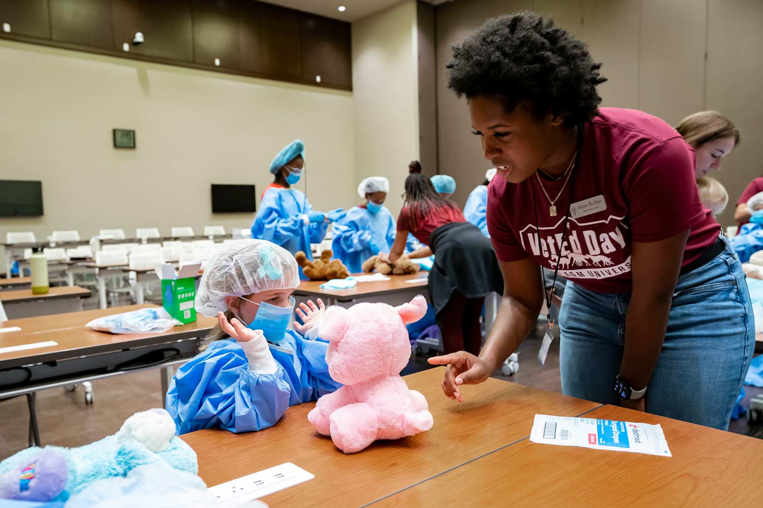 A Texas A&M Student helps teach a child about having a career in veterinary medicine